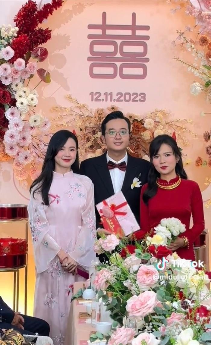 Midu sổ đỏ trong em trai trong ngày cưới, CDM trầm trồ - Ảnh 1 Midu sổ đỏ trong em trai trong ngày cưới, CDM trầm trồ - Ảnh 1