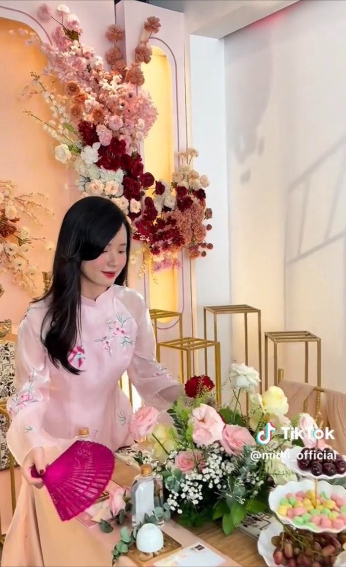 Midu chuẩn bị tỉ mỉ cho lễ ăn hỏi của em trai. Ảnh: Chụp màn hình Midu chuẩn bị tỉ mỉ cho lễ ăn hỏi của em trai. Ảnh: Chụp màn hình