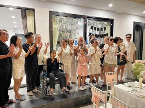Thanh Hà cùng gia đình tổ chức tiệc sinh nhật cho nhạc sĩ Phương Uyên. Hành động khiến CDM ngưỡng mộ. Ảnh: FBNV Thanh Hà cùng gia đình tổ chức tiệc sinh nhật cho nhạc sĩ Phương Uyên. Hành động khiến CDM ngưỡng mộ. Ảnh: FBNV