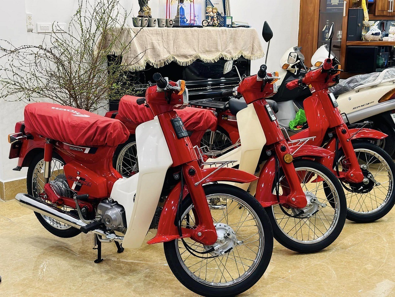 5 mẫu xe máy cổ nhìn cũ nhưng 'bóc giá' bằng cả gia tài, cận cảnh từng chiếc gây chú ý - Ảnh 6 5 mẫu xe máy cổ nhìn cũ nhưng 'bóc giá' bằng cả gia tài, cận cảnh từng chiếc gây chú ý - Ảnh 6
