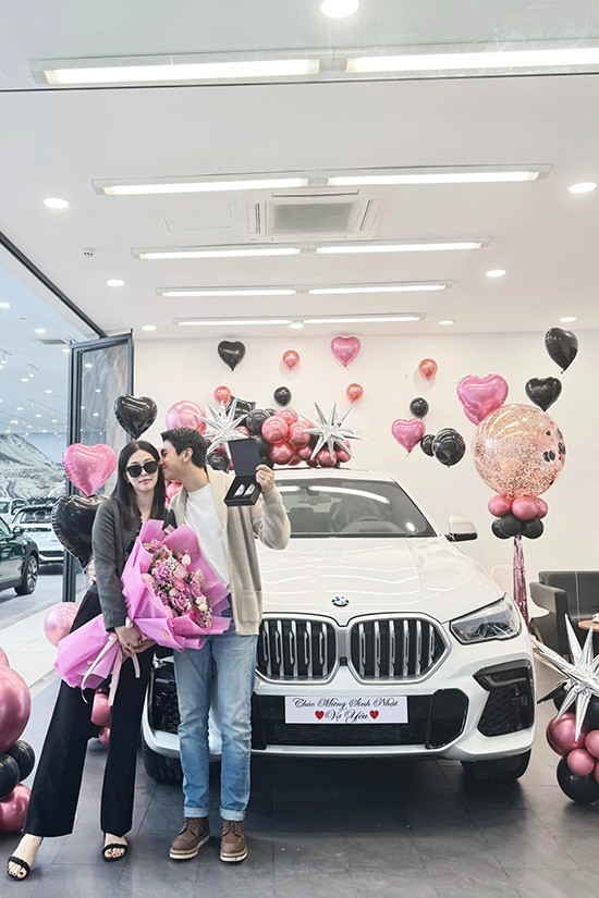Khoảnh khắc vợ chồng Bình An - Phương Nga đi nhận xe mới. Ảnh: FBNV Khoảnh khắc vợ chồng Bình An - Phương Nga đi nhận xe mới. Ảnh: FBNV