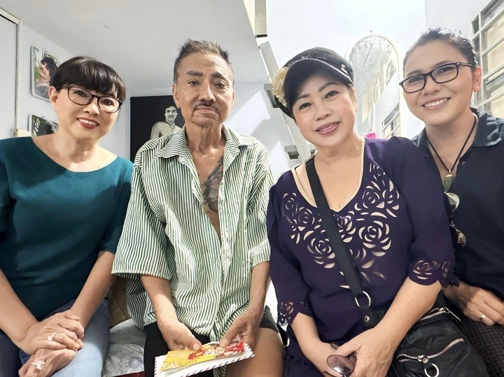 Các nghệ sĩ tới thăm diễn viên Aly Dũng. Ảnh: FBNV Các nghệ sĩ tới thăm diễn viên Aly Dũng. Ảnh: FBNV