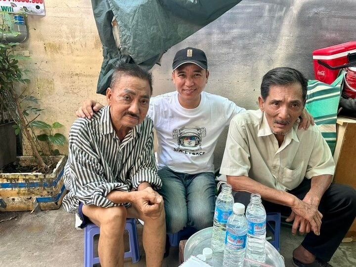 Nhạc sĩ Tô Hiếu chụp ảnh chung cùng 2 nghệ sĩ. Ảnh: FBNV Nhạc sĩ Tô Hiếu chụp ảnh chung cùng 2 nghệ sĩ. Ảnh: FBNV