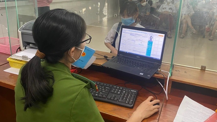 Công an tiếp nhận hồ sơ để thực hiện việc cấp CCCD. Ảnh minh họa