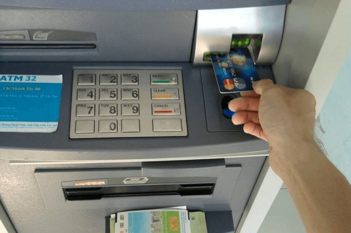 Sau khi rút tiền xong tại cây ATM, 4 lưu ý vàng để tránh gặp phải rủi ro không đáng - Ảnh 2