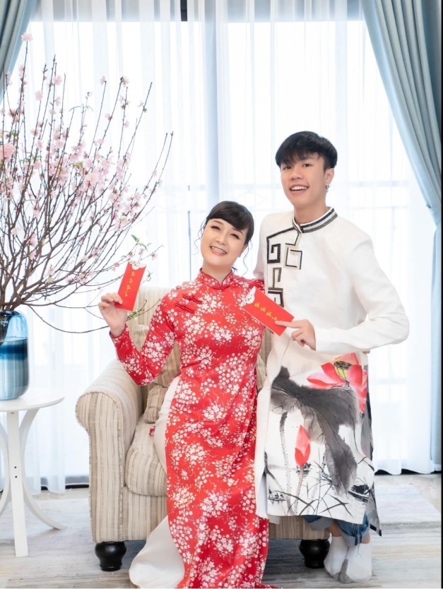 Long Vũ cùng mẹ. Ảnh: FBNV Long Vũ cùng mẹ. Ảnh: FBNV