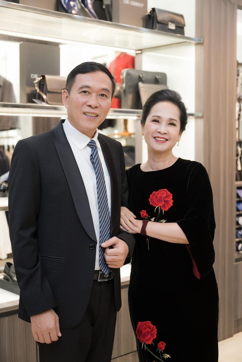 NSƯT Đỗ Kỷ chụp ảnh cùng bà xã. Ảnh: FBNV