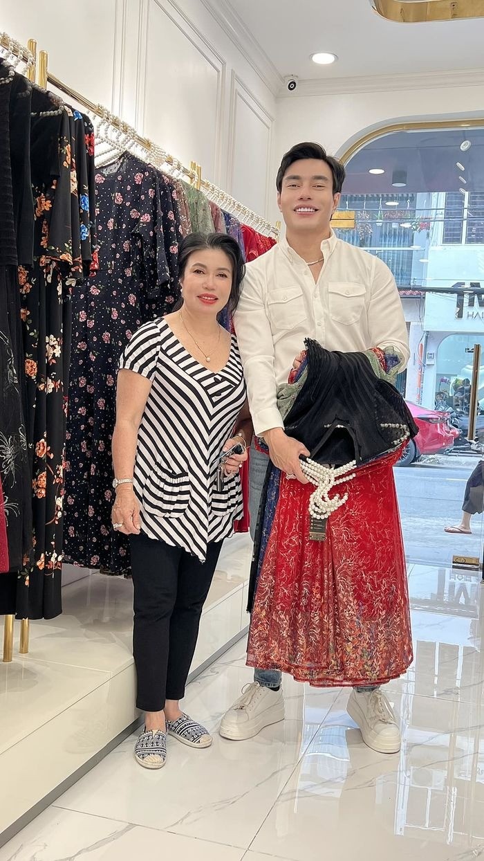 Lê Dương Bảo Lâm và mẹ ruột. Ảnh: FBNV Lê Dương Bảo Lâm và mẹ ruột. Ảnh: FBNV