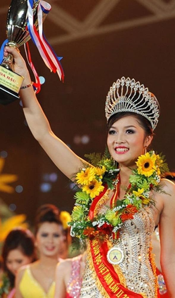 Khoảnh khắc đăng quang của Hoa hậu Các Dân tộc Việt Nam - Triệu Thị Hà. Ảnh: Internet Khoảnh khắc đăng quang của Hoa hậu Các Dân tộc Việt Nam - Triệu Thị Hà. Ảnh: Internet