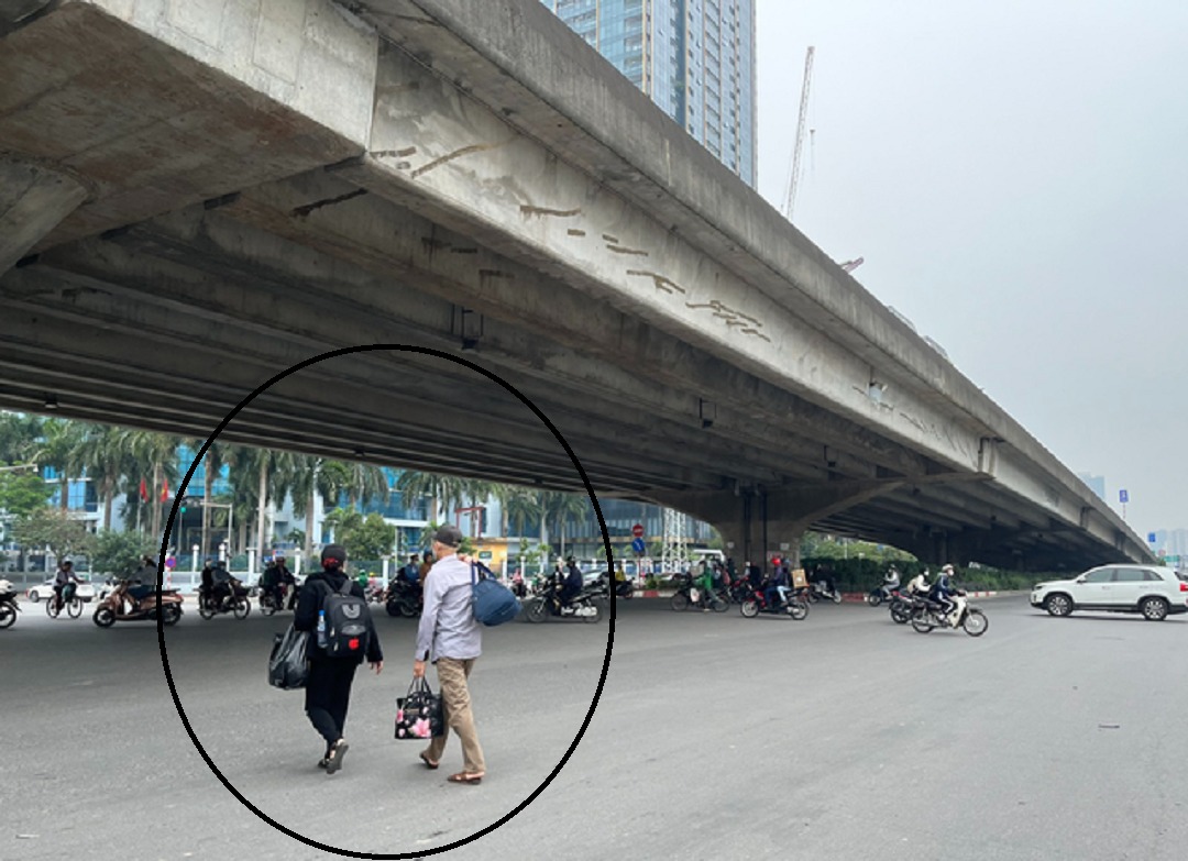 Nhiều người đi bộ bị cảnh sát giao thông phạt do băng qua đường không đúng nơi quy định. Ảnh: Báo Sức khỏe & Đời sống.