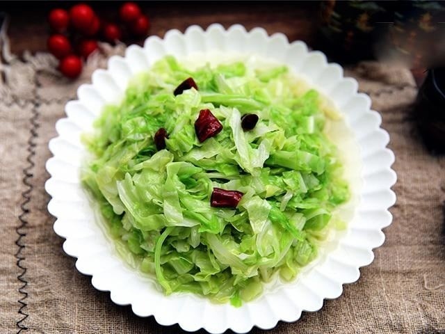 Xào bắp cải mà bỏ thẳng lên chảo là sai lầm, hãy thêm thứ này vào đảm bảo rau xanh ngắt: Ăn là ghiền liền - Ảnh 2 Xào bắp cải mà bỏ thẳng lên chảo là sai lầm, hãy thêm thứ này vào đảm bảo rau xanh ngắt: Ăn là ghiền liền - Ảnh 2