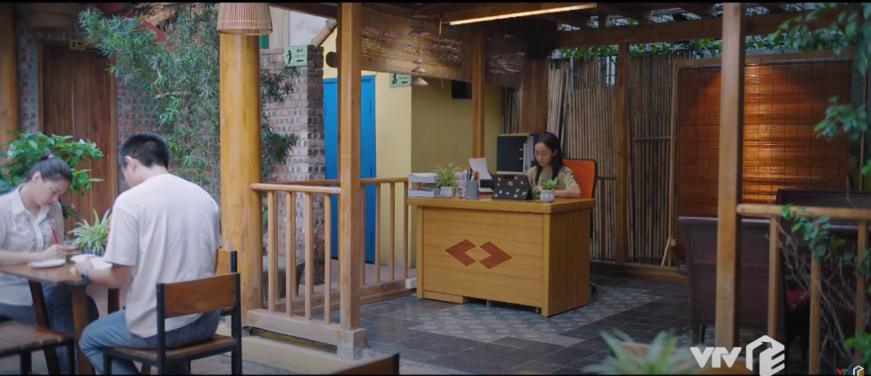 'Chúng ta của 8 năm sau' tập 11: Dương bắt quả tang Tùng tình tứ gái lạ ở khách sạn, Lâm nắm thóp ông Quảng? - Ảnh 1