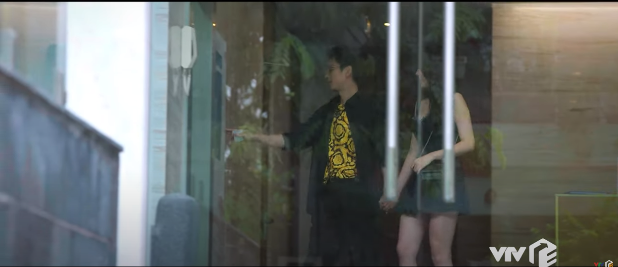 'Chúng ta của 8 năm sau' tập 11: Dương bắt quả tang Tùng tình tứ gái lạ ở khách sạn, Lâm nắm thóp ông Quảng? - Ảnh 4