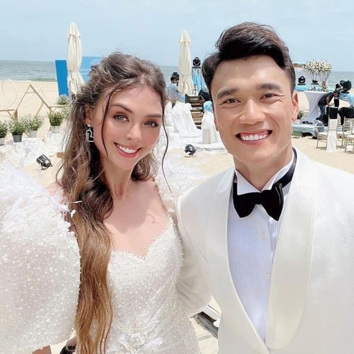 Vợ chồng Bùi Tiến Dũng. Ảnh: FBNV