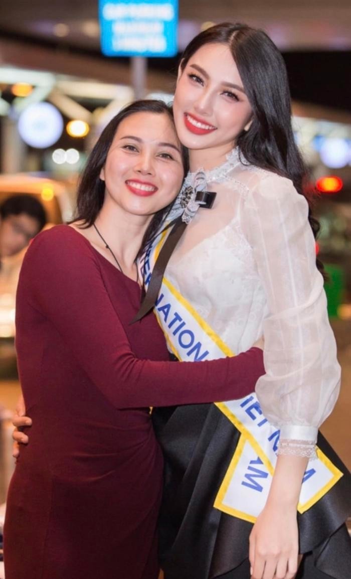 Mẹ Hoa hậu Thùy Tiên phản pháo trước lời góp ý ăn mặc quá lòe loẹt - Ảnh 1