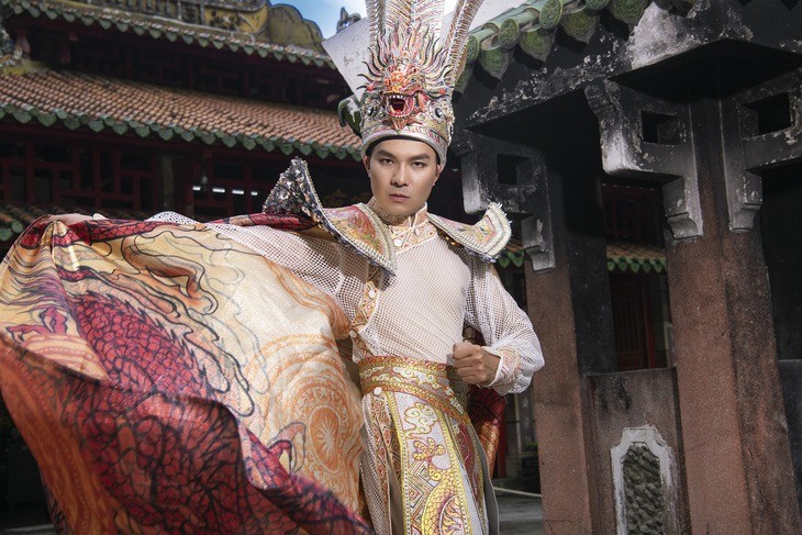 Trang phục Dân tộc của MC Quốc Trí. Ảnh: FBNV