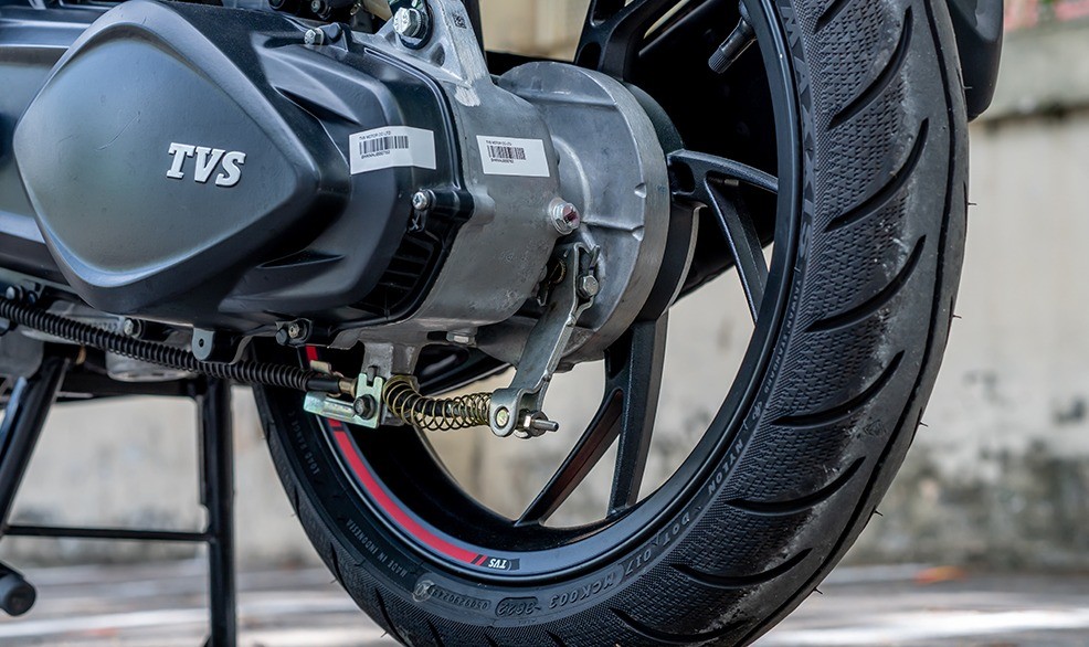 Mẫu xe máy giá rẻ của Ấn Độ đang bán tại Việt Nam: Động cơ cùng loạt tính năng mới, giá rẻ hơn Honda Vision 5 triệu - Ảnh 2