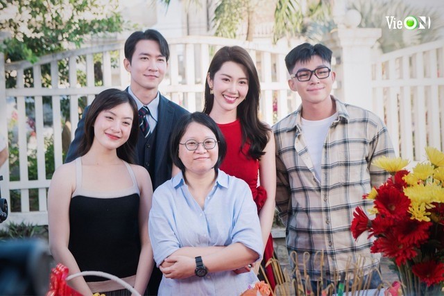 Thúy Ngân chụp ảnh cùng với đạo diễn bộ phim. Ảnh: NSX Thúy Ngân chụp ảnh cùng với đạo diễn bộ phim. Ảnh: NSX