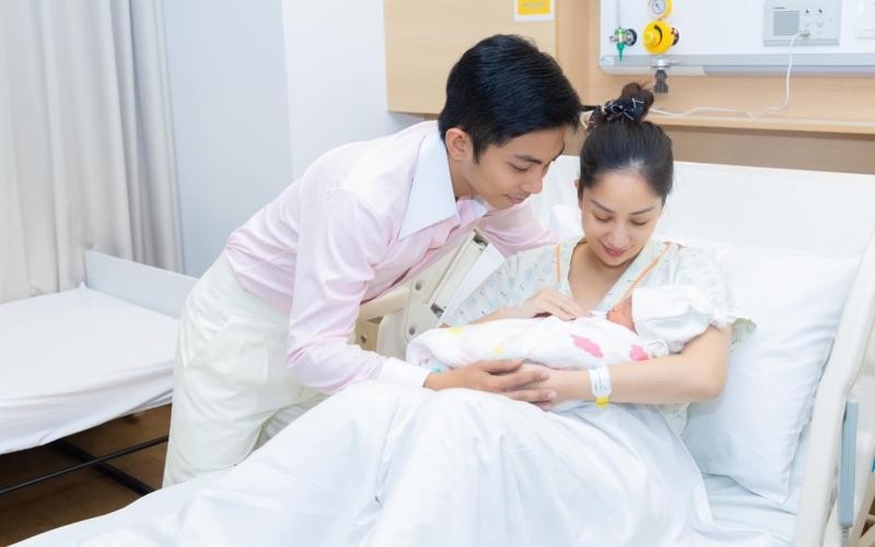 Khánh Thi - Phan Hiển hạnh phúc chào đón con thứ 3. Ảnh: FBNV Khánh Thi - Phan Hiển hạnh phúc chào đón con thứ 3. Ảnh: FBNV