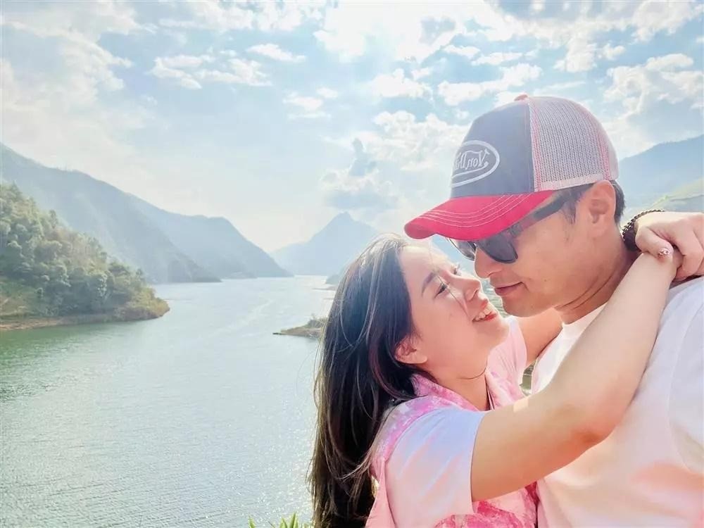 Hồng Đăng và bà xã có cuộc sống hạnh phúc. Ảnh: FBNV