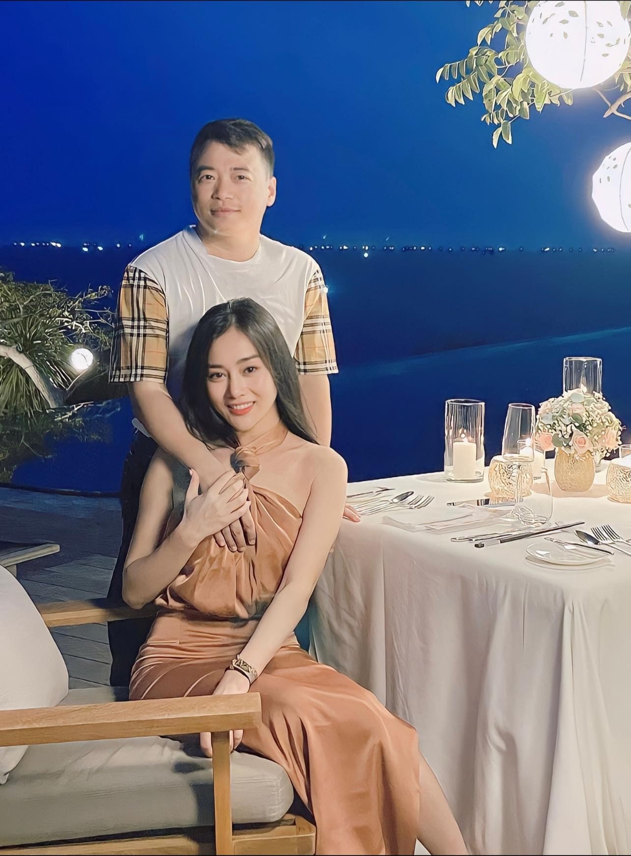 Phương Oanh - shark Bình sau khi về chung nhà nhận được sự quan tâm lớn từ phía khán giả. Ảnh: FBNV