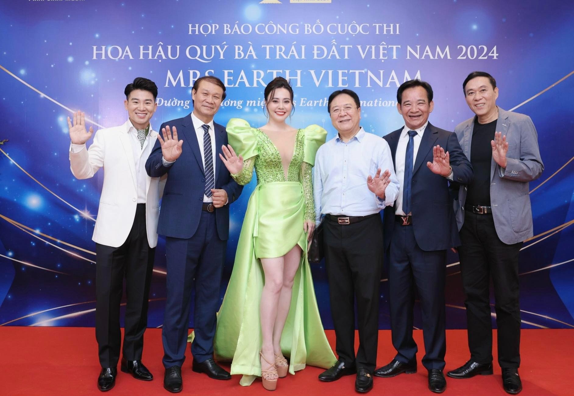 NSƯT Đỗ Kỷ cùng các thành viên Ban giám khảo Mrs Earth Vietnam 2023. Ảnh: FBNV