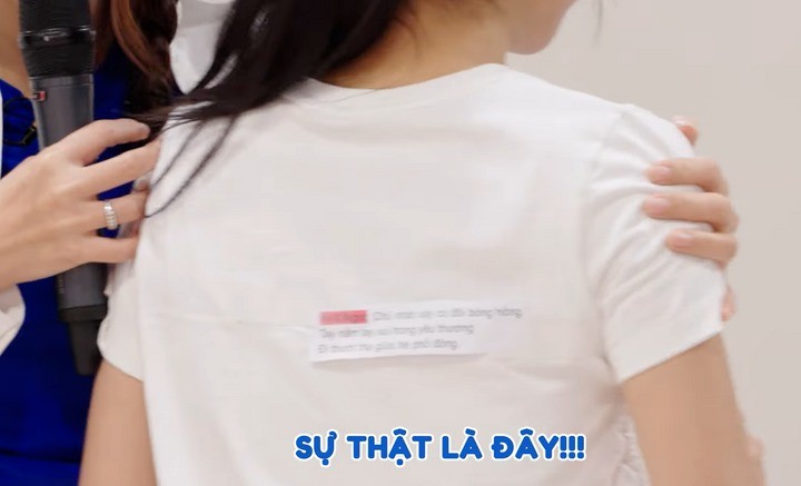 Diệu Nhi đã dán lời bài hát ở phía sau lưng áo. Ảnh: Chụp màn hình Diệu Nhi đã dán lời bài hát ở phía sau lưng áo. Ảnh: Chụp màn hình