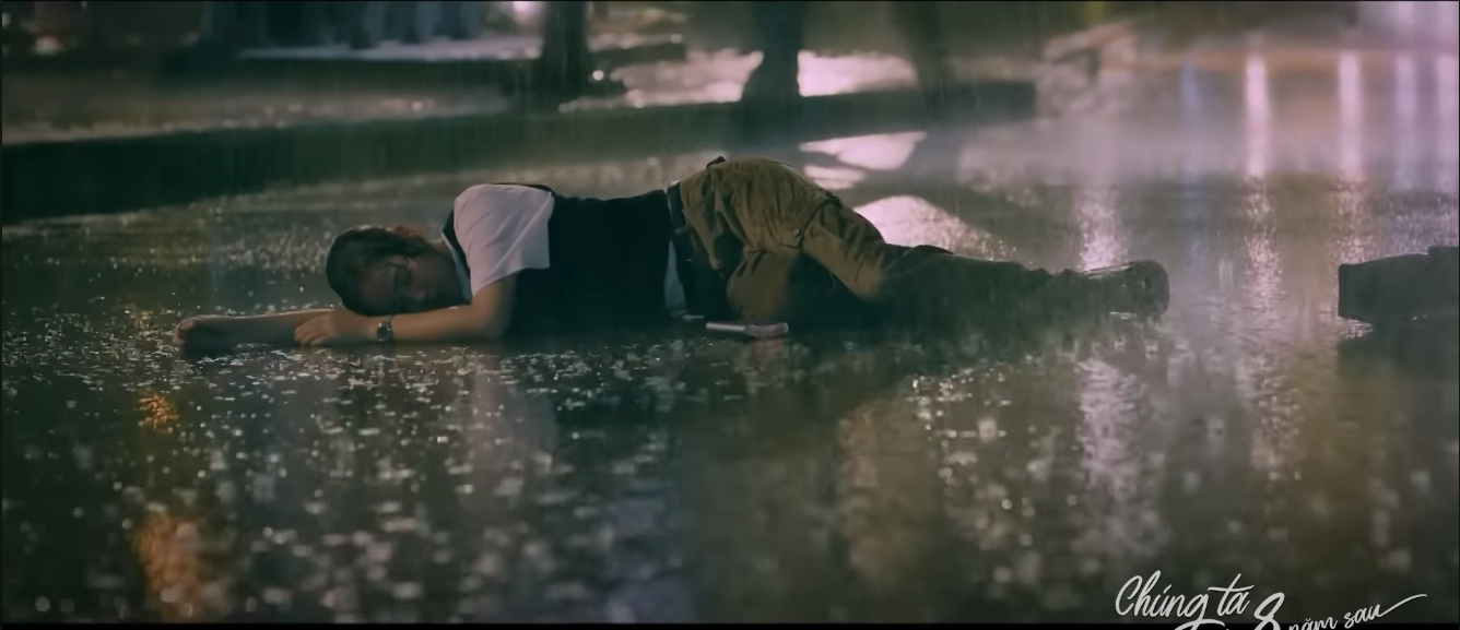 'Chúng ta của 8 năm sau' tập 19: Tùng sắp 'ngựa quen đường cũ', Dương bị ngất giữa trời mưa - Ảnh 4