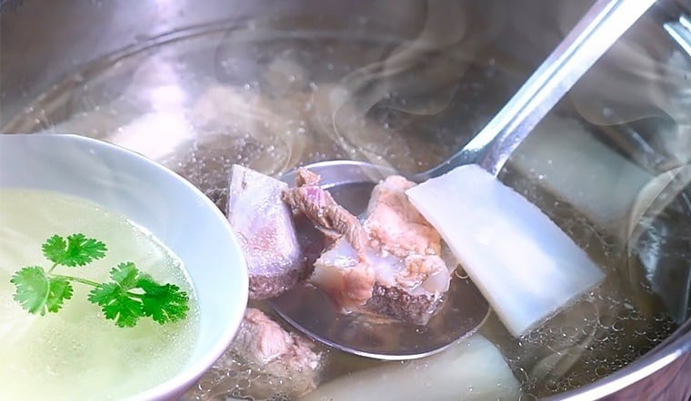 Nấu xương sôi sùng nổi bọt, gợi ý bí quyết nước trong veo hương vị lại đậm đà - Ảnh 1 Nấu xương sôi sùng nổi bọt, gợi ý bí quyết nước trong veo hương vị lại đậm đà - Ảnh 1