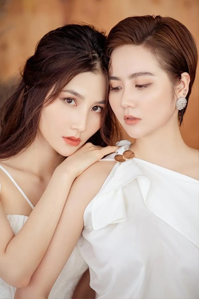 Huyền Lizzie từng có mối quan hệ thân thiết với Diễm My 9X khi đóng chung phim. Ảnh: FBNV Huyền Lizzie từng có mối quan hệ thân thiết với Diễm My 9X khi đóng chung phim. Ảnh: FBNV