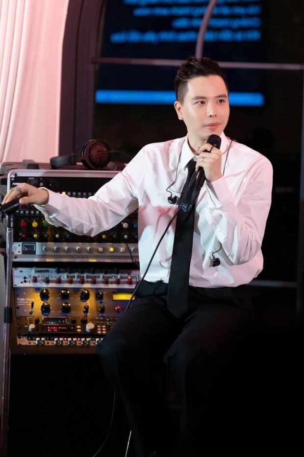 Trịnh Thăng Bình hát mở đầu vẫn chưa trọn vẹn, tuy nhiên càng về sau càng tốt dần. Ảnh: FBNV Trịnh Thăng Bình hát mở đầu vẫn chưa trọn vẹn, tuy nhiên càng về sau càng tốt dần. Ảnh: FBNV