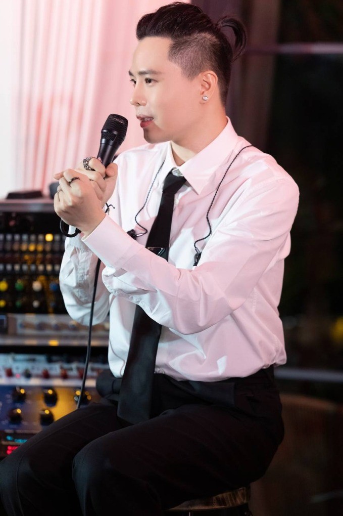 Trịnh Thăng Bình tại mini show tối 21/12. Ảnh: FBNV Trịnh Thăng Bình tại mini show tối 21/12. Ảnh: FBNV