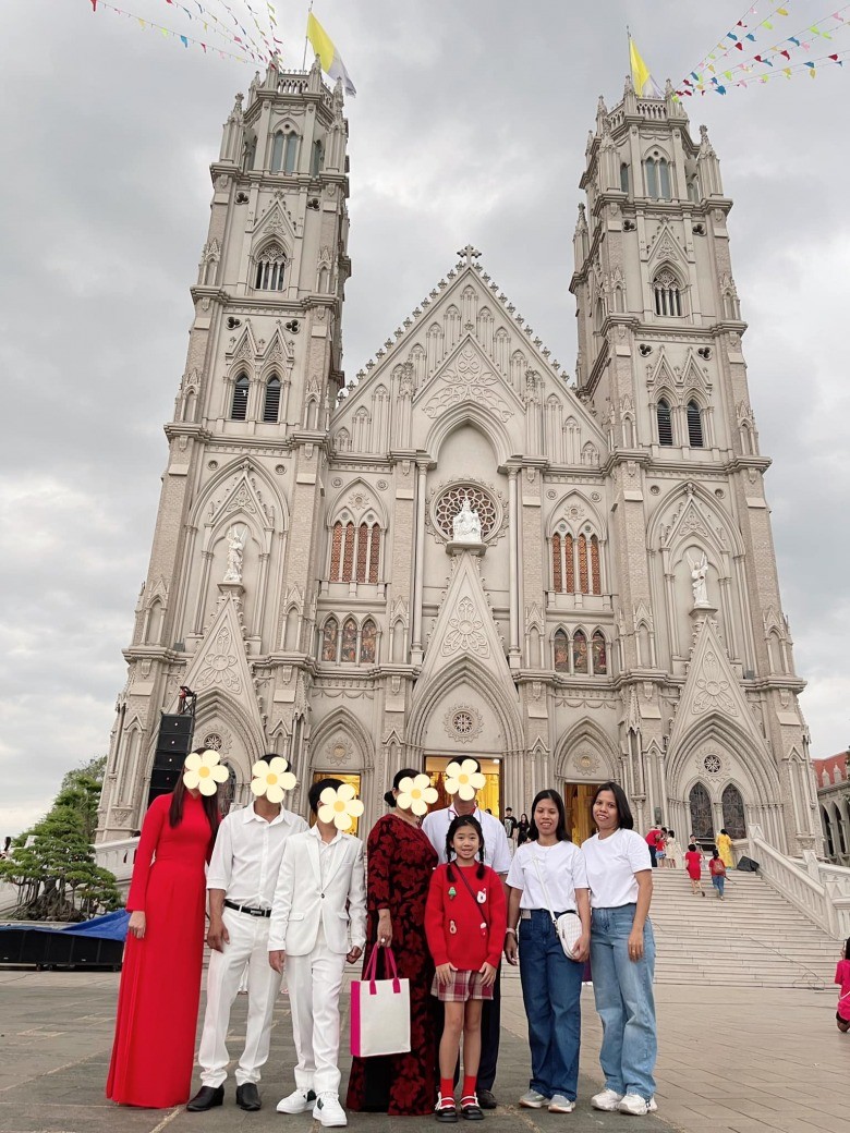 Khoảnh khắc bé Lavie cùng bảo mẫu đi nhà thờ. Ảnh: FBNV Khoảnh khắc bé Lavie cùng bảo mẫu đi nhà thờ. Ảnh: FBNV