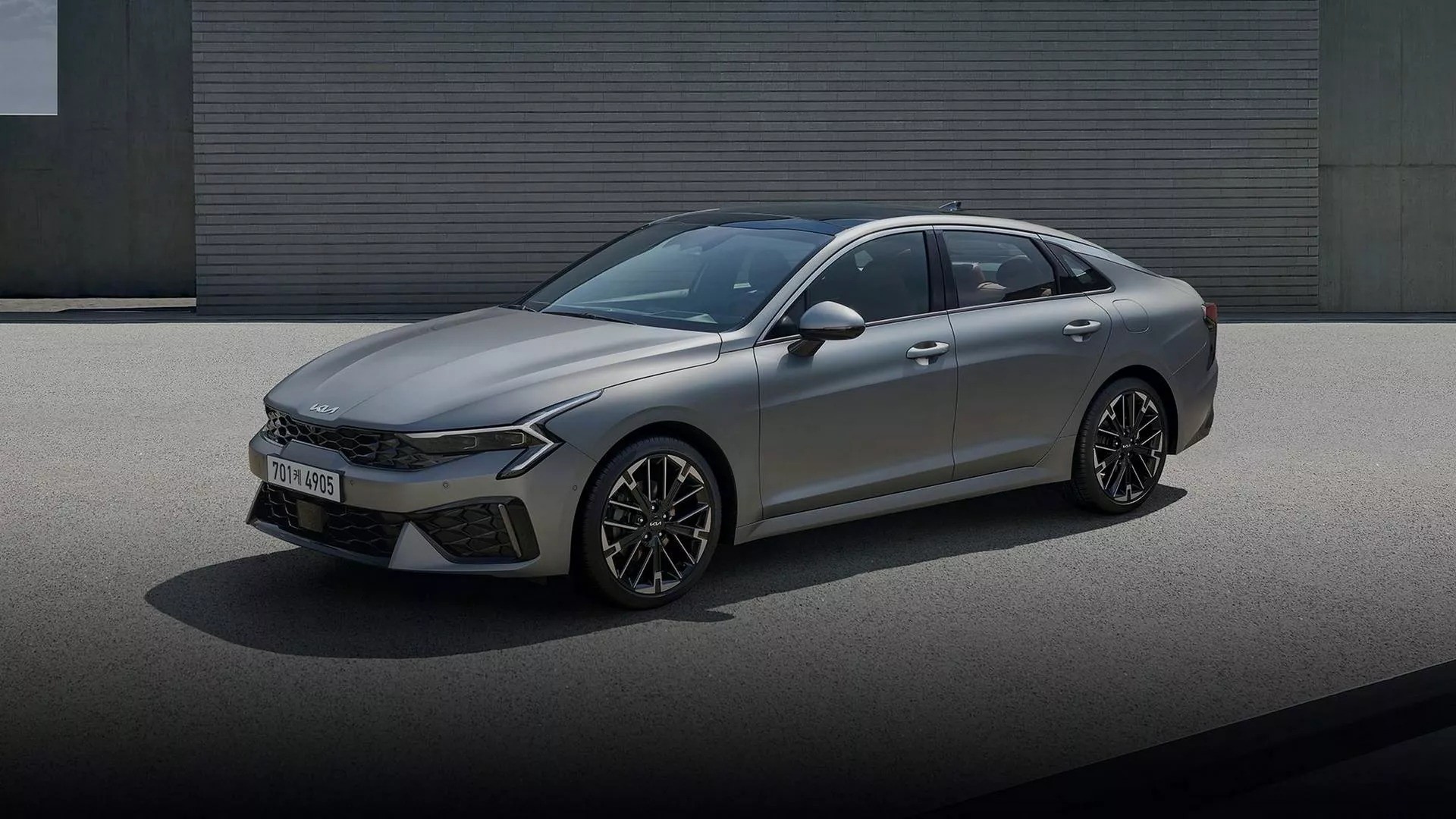 Gần kề Tết, KIA K5 ưu đãi ngập tràn: Liệu có đủ sức 'đối đầu' với Toyota Camry? - Ảnh 1