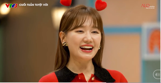 Hari Won tự tin khoe khéo chuyện tình cảm của vợ chồng mình trên sóng truyền hình. Ảnh: Chụp màn hình Hari Won tự tin khoe khéo chuyện tình cảm của vợ chồng mình trên sóng truyền hình. Ảnh: Chụp màn hình