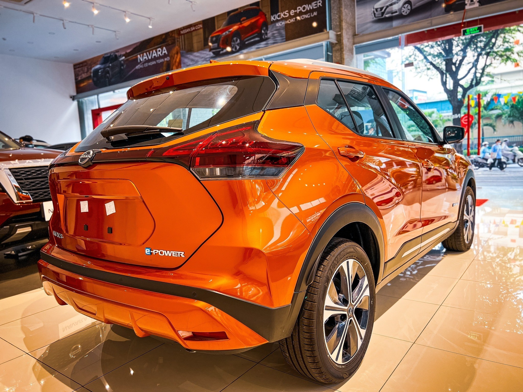 Không đứng ngoài cuộc: Nissan Kicks ưu đãi lên đến 170 triệu đồng, 'đối đầu' với Yaris Cross và Seltos - Ảnh 2 Không đứng ngoài cuộc: Nissan Kicks ưu đãi lên đến 170 triệu đồng, 'đối đầu' với Yaris Cross và Seltos - Ảnh 2