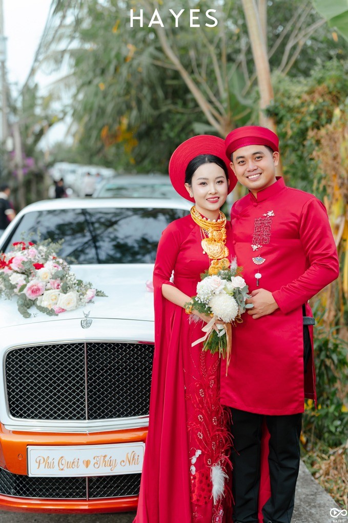 Chú rể rước dâu bằng xe Bentley 24 tỷ. Ảnh: FBNV Chú rể rước dâu bằng xe Bentley 24 tỷ. Ảnh: FBNV