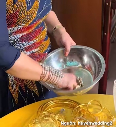 Khoảnh khắc mẹ cô dâu đựng vàng bằng thau, sắp xếp món đồ để trao cho con trước ngày về nhà chồng. Ảnh: Chụp màn hình Khoảnh khắc mẹ cô dâu đựng vàng bằng thau, sắp xếp món đồ để trao cho con trước ngày về nhà chồng. Ảnh: Chụp màn hình