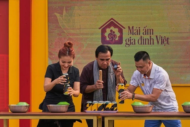 Vân Hugo - Tự Long tham gia tập 65 'Mái ấm gia đình Việt'. Ảnh: NSX Vân Hugo - Tự Long tham gia tập 65 'Mái ấm gia đình Việt'. Ảnh: NSX