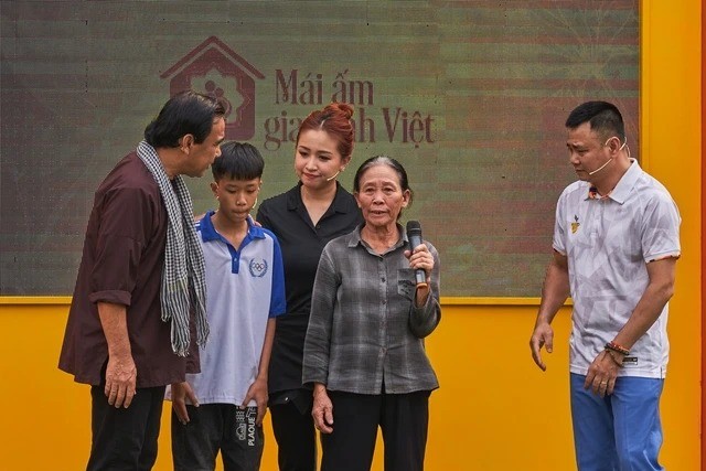 NSND Tự Long nghẹn ngào kể về quá khứ khăn khó khăn, đi làm phụ hồ để kiếm tiền - Ảnh 1 NSND Tự Long nghẹn ngào kể về quá khứ khăn khó khăn, đi làm phụ hồ để kiếm tiền - Ảnh 1