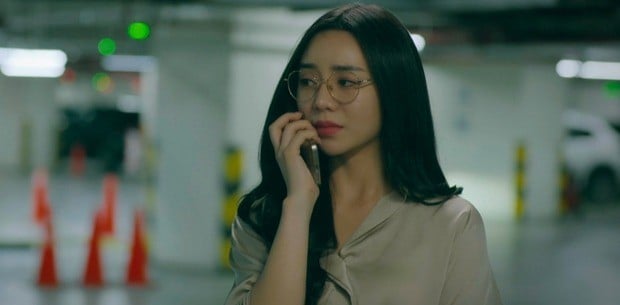 Nguyệt đứng dưới tầng hầm gọi điện thoại cho Tùng. Ảnh: FBNV Nguyệt đứng dưới tầng hầm gọi điện thoại cho Tùng. Ảnh: FBNV
