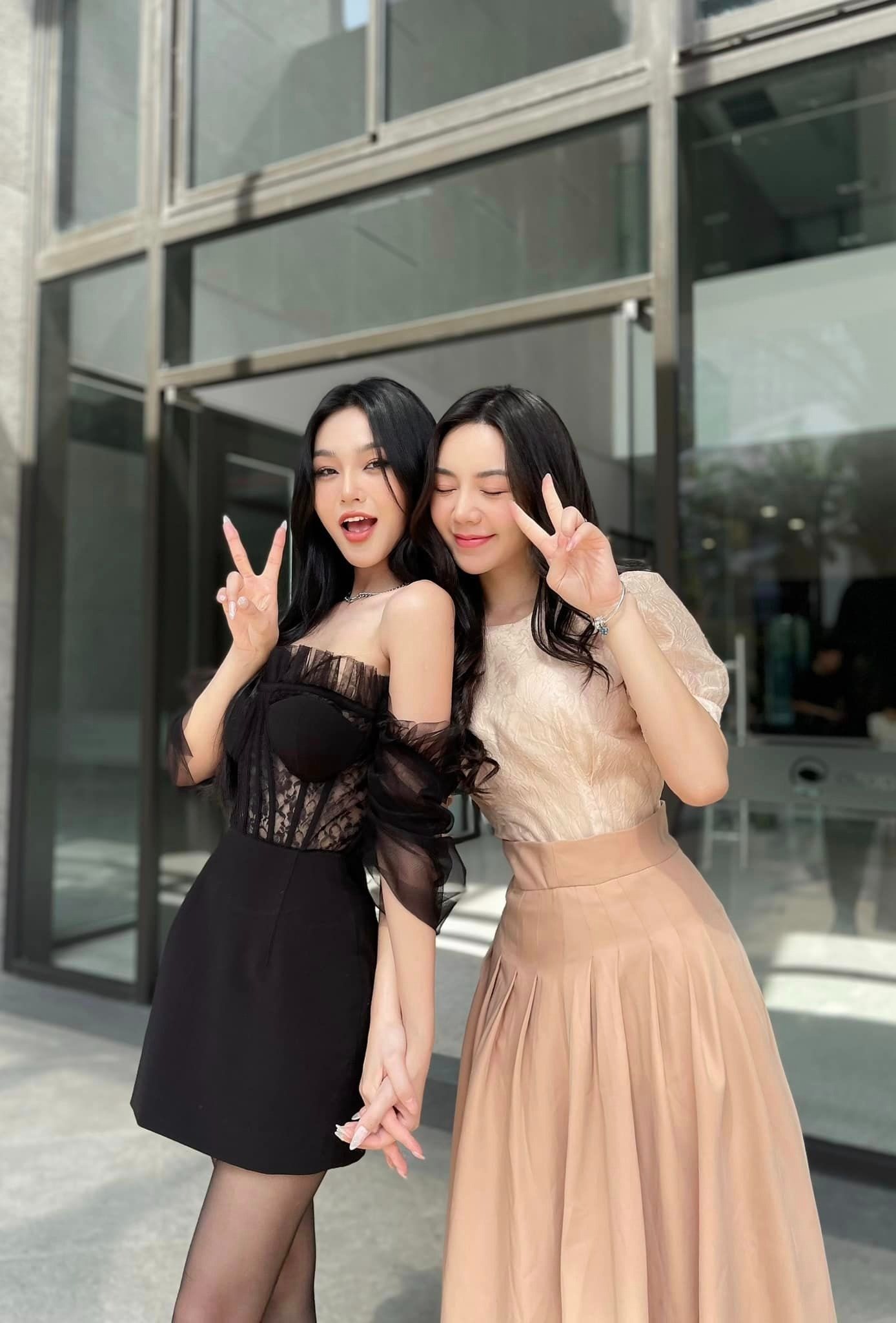 Cù Thị Trà chụp ảnh cùng Quỳnh Kool. Ảnh: FBNV