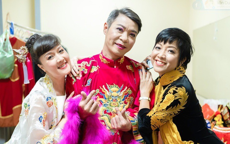 Khoảnh khắc hậu trường của NS Công Lý với Thảo Vân - Vân Dung. Ảnh: FBNV