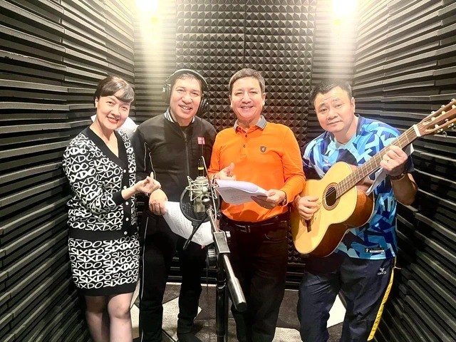 Các nghệ sĩ tập luyện trước thềm ghi hình Táo quân. Ảnh: FBNV