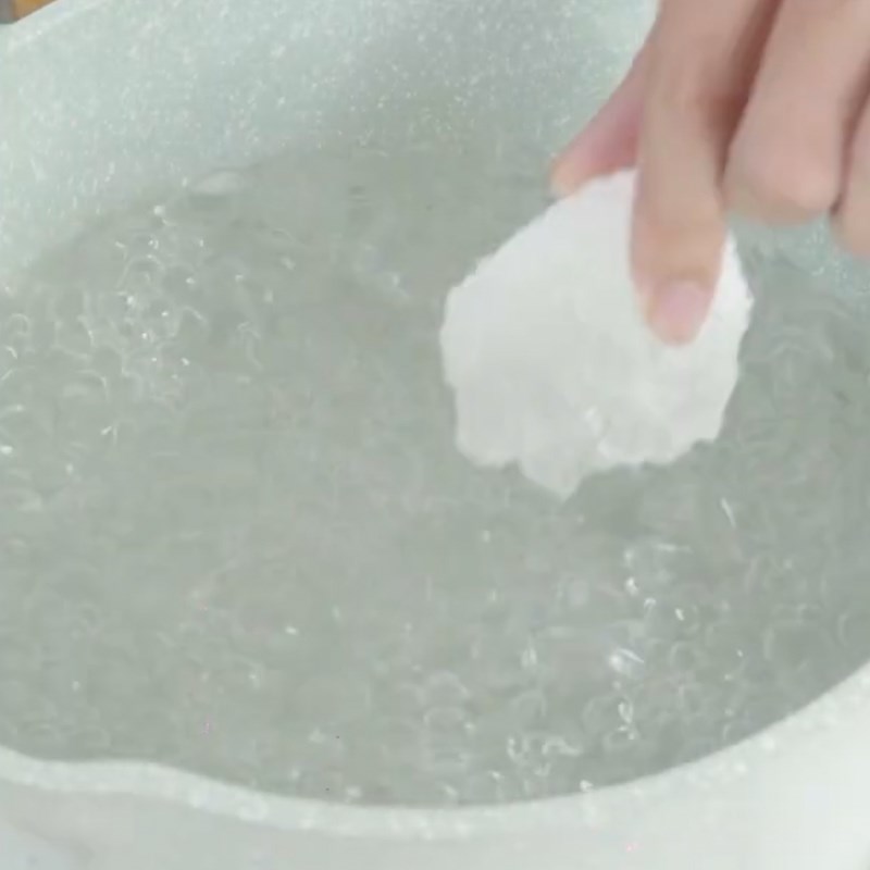 Bước 2 Làm nước đường Chè khúc bạch dùng gelatin Bước 2 Làm nước đường Chè khúc bạch dùng gelatin