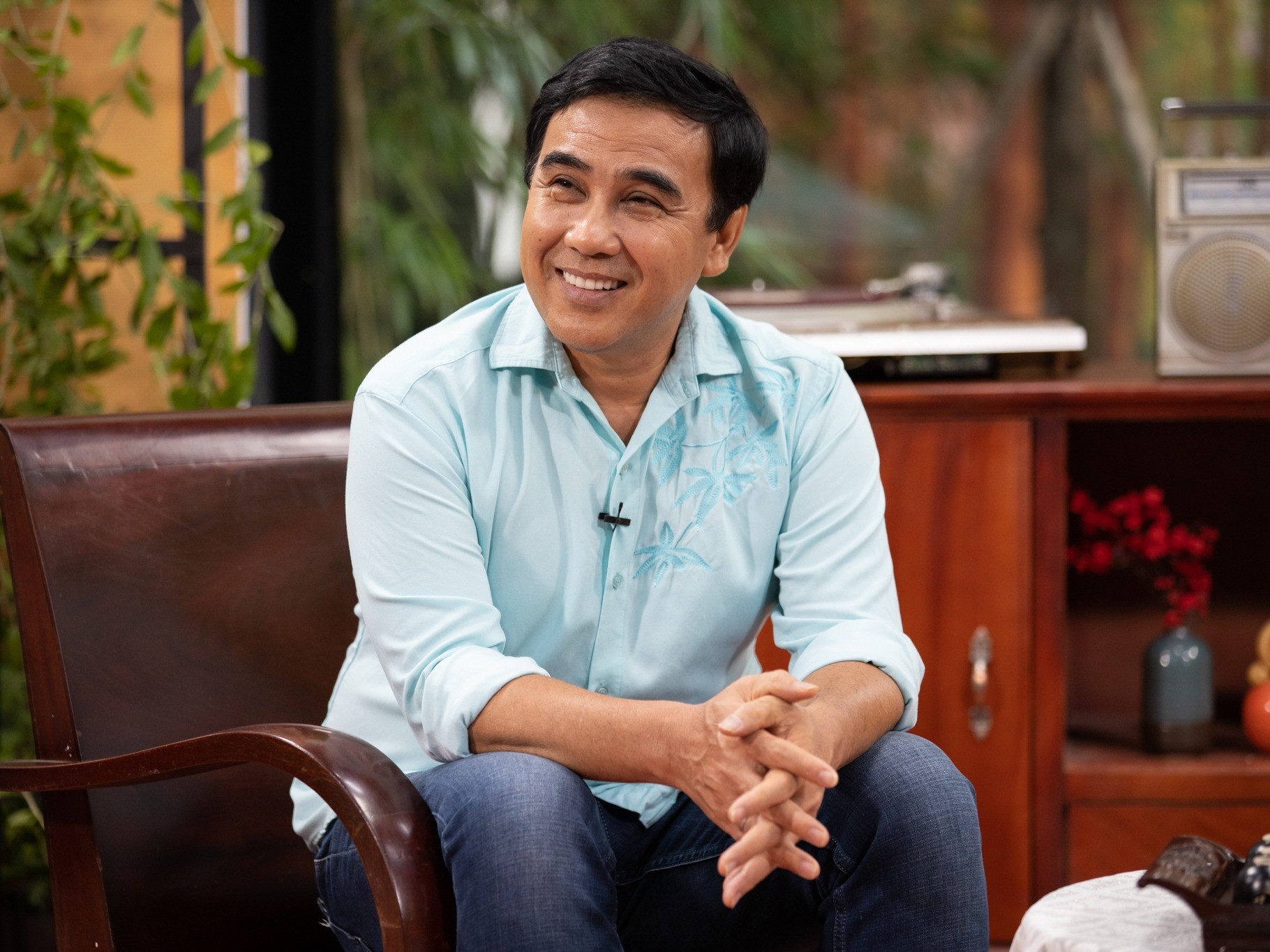 Quyền Linh nhiều lần ăn gian để giúp đỡ những mảnh đời khó khăn. Ảnh: FBNV