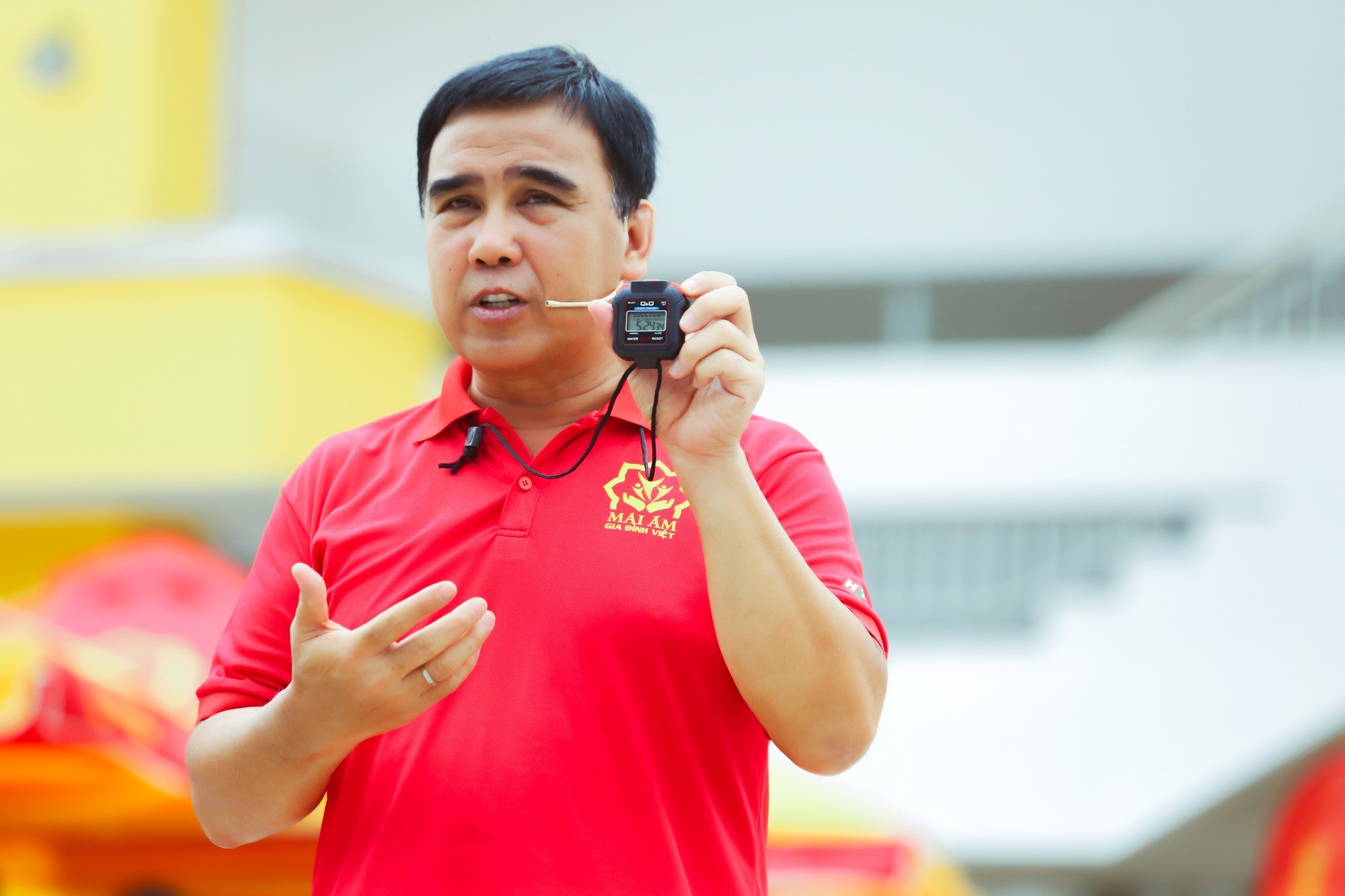 Xúc động khoảnh khắc MC Quyền Linh đội mưa, giúp đỡ những mảnh đời khó khăn - Ảnh 1