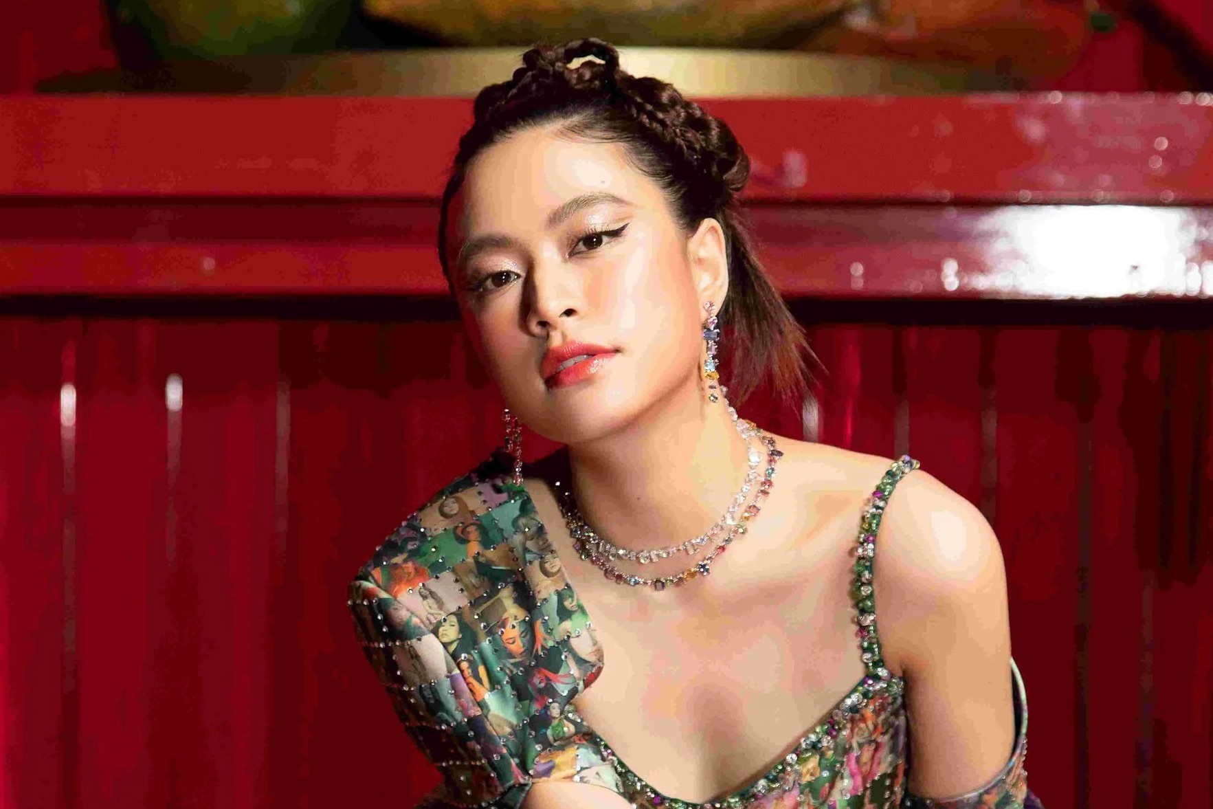 Ngoài những ghi nhận trong hoạt động nghệ thuật, Hoàng Thùy Linh vướng phải nhiều tranh cãi. Ảnh: FBNV