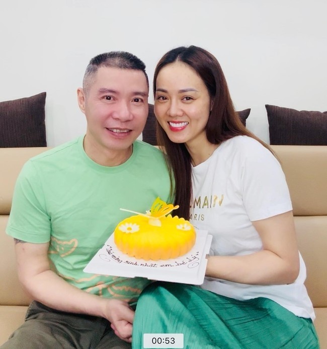 NSND Công Lý và bà xã. Ảnh: FBNV NSND Công Lý và bà xã. Ảnh: FBNV
