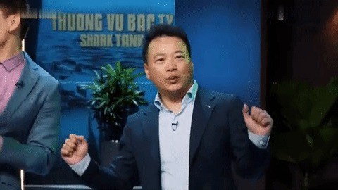 Khoảnh khắc shark Bình huýt sáo và nhảy trên nền nhạc 'Cắt đôi nỗi sầu'. Ảnh: Chụp màn hình Khoảnh khắc shark Bình huýt sáo và nhảy trên nền nhạc 'Cắt đôi nỗi sầu'. Ảnh: Chụp màn hình